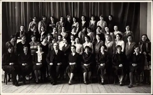 Foto Ak Rumänien? Gruppenaufnahme, Mann und Frauen, Tracht