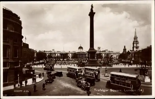 Ak London City, Trafalgar Square, Doppelstockbusse