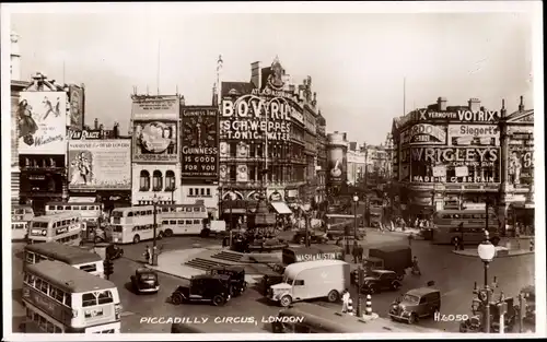 Ak London City, Piccadilly Circus, Verkehrsszene, Reklame, Wrigleys, Guinness, Votrix