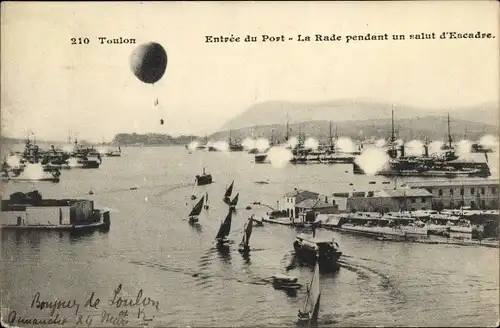 Ak Toulon Var, Entrée du Port, La Rade pendant un salut d´Escadre