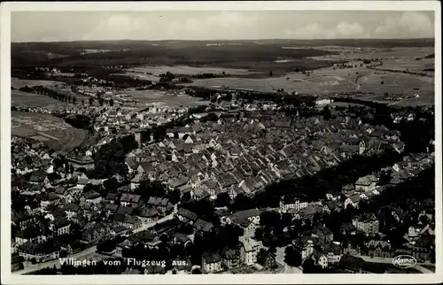 Ak Villingen Schwenningen im Schwarzwald, Fliegeraufnahme vom Ort