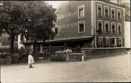 Foto Ak Leverkusen im Rheinland ?, Eisenhandlung von Wilhelm Herr, Straßenpartie