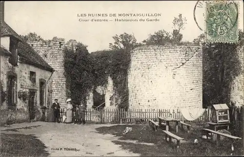 Ak Montaiguillon Seine et Marne, Ruines, Cour d'entree, Habitation du Garde