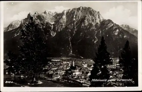 Ak Mittenwald in Oberbayern, Ort gegen Karwendel