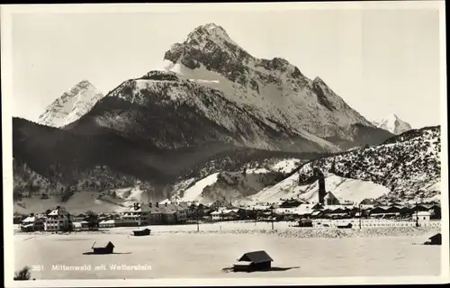 Ak Mittenwald im Kreis Garmisch Partenkirchen, Blick auf Ort und Wetterstein, Winter