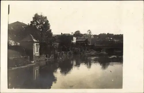 Foto Ak Alzey in Rheinhessen ?, Flusspartie, Teilansicht der Ortschaft , Metz ?