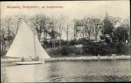 Ak Neustadt in Holstein, Segelboot am Jungfernstieg