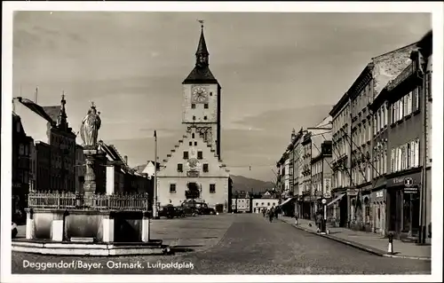 Ak Deggendorf Bayr. Ostmark, Partie am Luitpoldplatz, Kirche
