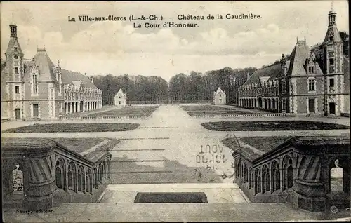 Ak La Ville aux Clercs Loir et Cher, Chateau de la Gaudinière, La Cour d´Honneur