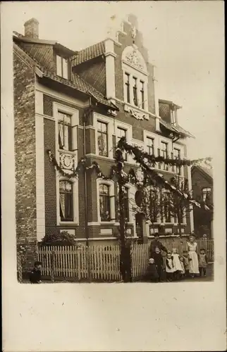 Foto Ak Hamburg, Personen vor einem geschmückten Gebäude