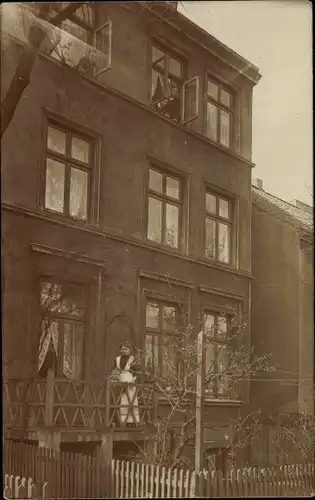 Foto Ak Hamburg, Frau und Kind auf einem Balkon, Wohnhaus