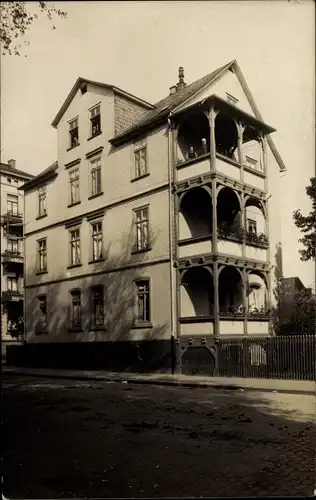 Foto Ak Hamburg, Straßenpartie mit Wohnhaus