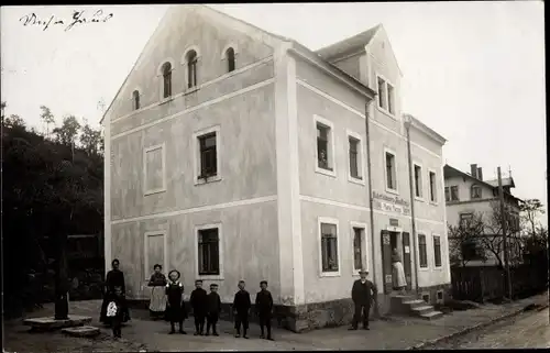 Foto Ak Dresden, Personen vor einem Wohn und Geschäftshaus