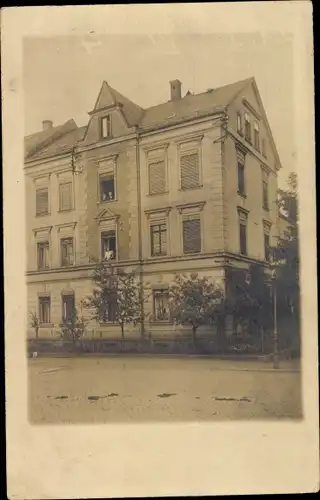 Foto Ak Dresden Leubnitz, Straßenpartie mit Wohnhaus