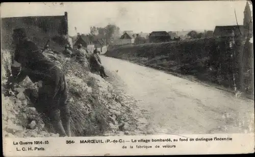 Ak Marœuil Pas de Calais, Le village bombardee, au fond on distingue l'incendie de la fabrique