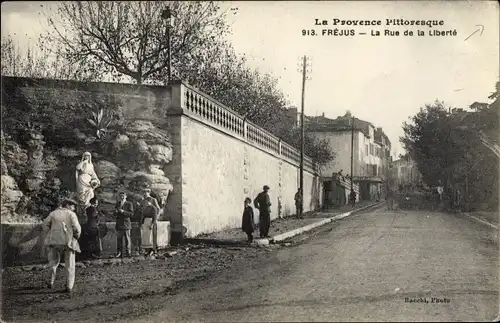 Ak Fréjus Var, La Rue de la Liberte