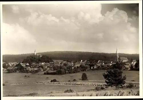 Ak Pleystein in der Oberpfalz Bayern, Gesamtansicht, Kreuzbergkirche, Pfarrkirche