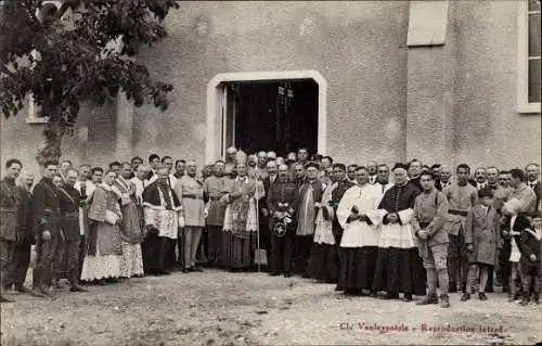 Ak Sissonne Aisne, Monseigneur l'Eveque de Soissons, Gruppenbild, Geistliche