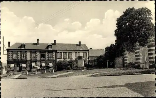 Ak Mainneville Eure, Place du Monument aux Morts
