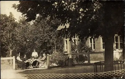 Foto Ak Almdorf in Nordfriesland, Wohnhaus, Anwohner im Garten, Fräulein Jürgensen, Herr Madsen