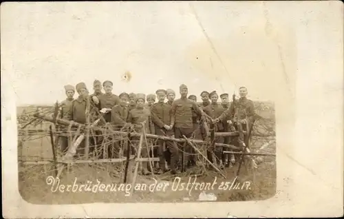 Foto Ak Verbrüderung an der Ostfront, Soldaten in Uniformen, I WK