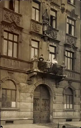 Foto Ak Duisburg im Ruhrgebiet, Frauen und Kinder auf einem Balkon, Wohnhaus