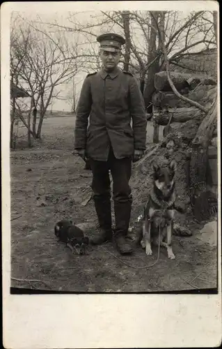 Foto Ak Jurewo Weißrussland, Deutscher Soldat in Uniform mit zwei Hunden