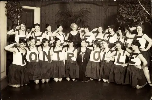 Foto Ak Junge Frauen in Tanzkostümen, Aufschrift Fehlertage Kontrolle, Gruppenbild