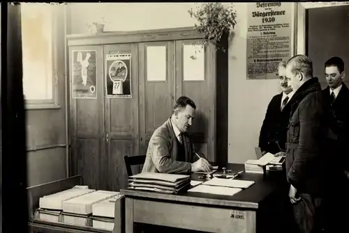 Foto Beamter in einem Büro, Befreiung von der Bürgersteuer 1930, Kalender