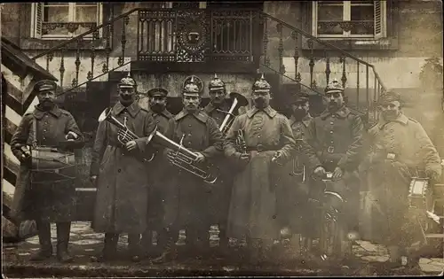 Foto Ak Deutsche Soldaten in Uniformen mit Musikinstrumenten, Pickelhauben, I WK