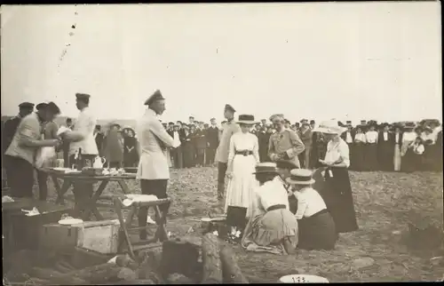 Foto Ak Kronprinz Wilhelm von Preußen, deutsche Soldaten in Uniformen, Frauen, Picknick