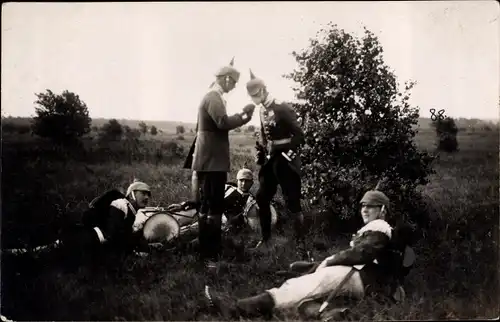 Foto Ak Kronprinz Wilhelm von Preußen, deutsche Soldaten in Uniformen