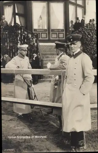 Ak Kronprinz Wilhelm von Preußen in Westend, deutsche Soldaten in Uniformen