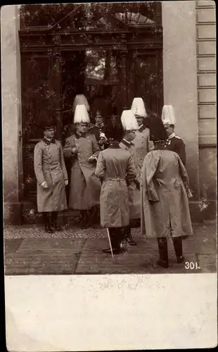 Foto Ak Kronprinz Wilhelm von Preußen und deutsche Soldaten in Uniformen