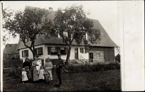 Foto Ak Herzogsweiler Pfalzgrafenweiler im Schwarzwald, Familie vor einem Wohnhaus