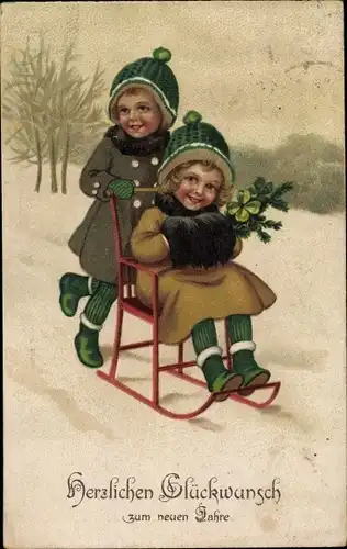 Ak Glückwunsch Neujahr, Mädchen auf einem Schlitten, Kleeblätter