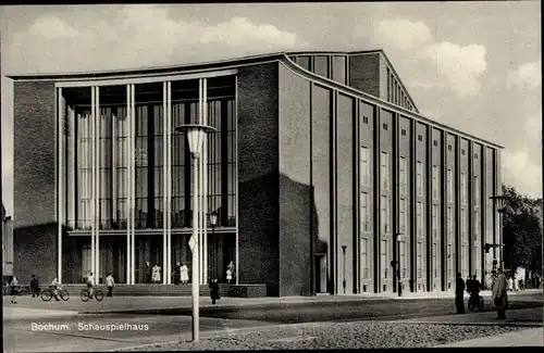 Ak Bochum im Ruhrgebiet, Blick auf das Schauspielhaus, Laterne, Passanten