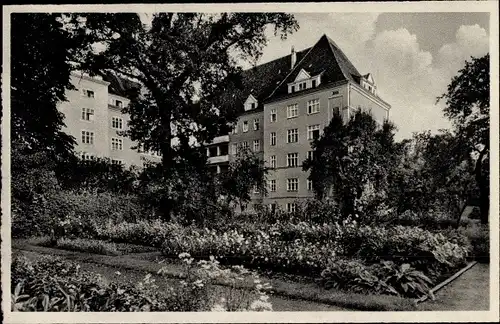 Ak Berlin Wedding, Gartenpartie am Paul Gerhard Stift, Müllerstraße 56 - 58, Mutterhaus, Krankenhaus