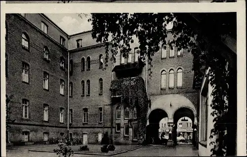 Ak Berlin Wedding, Gartenpartie am Paul Gerhard Stift, Müllerstraße 56 - 58, Mutterhaus, Krankenhaus