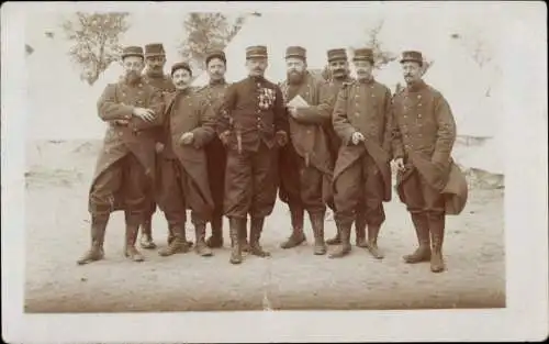 Foto Ak Sissonne Aisne, Französische Soldaten in Uniformen