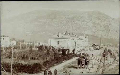 Foto Ak Unbekannter Ort, Bahnhof im Bau, Gleisseite