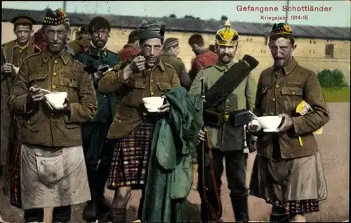 Ak Gefangene Schottländer, Kriegsjahr 1914-1915, Soldaten in Uniformen