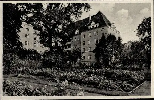 Ak Berlin Wedding, Gartenpartie am Paul Gerhard Stift, Müllerstraße 56 - 58, Mutterhaus, Krankenhaus