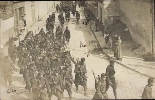 Foto Ak Sissonne Aisne, Französische Soldaten in Uniformen, Arrivee