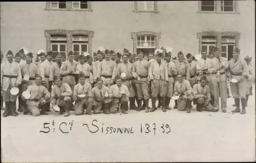 Foto Ak Sissonne Aisne, 5e Compagnie, Französische Soldaten in Uniformen, Gruppenbild, 1939