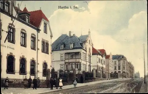 Ak Hartha in Sachsen, Straßenpartie, Anwohner, Postamt