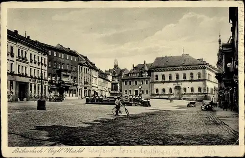 Ak Reichenbach im Vogtland, Partie am Marktplatz, Denkmal Sparkasse, Fahrradfahrer, Rathaus