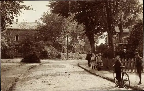Foto Ak Schenefeld Kreis Rendsburg, Straßenpartie, Kinder, Fahrrad
