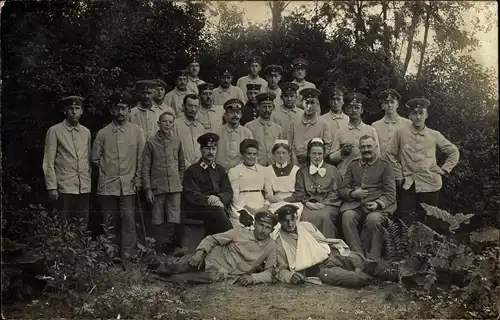 Foto Ak Deutsche Soldaten in Uniformen, Sanitäter, Krankenschwestern, Gruppenaufnahme, I WK