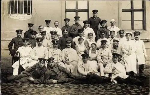 Foto Ak Krankenschwestern, deutsche Soldaten in Uniformen, Gruppenaufnahme, I WK